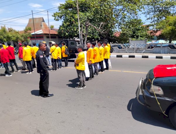 Suara Rakyat Menggema di Halaman Kantor Bupati Sikka: GMNI dan BEM Ledalero Desak Solusi Nyata