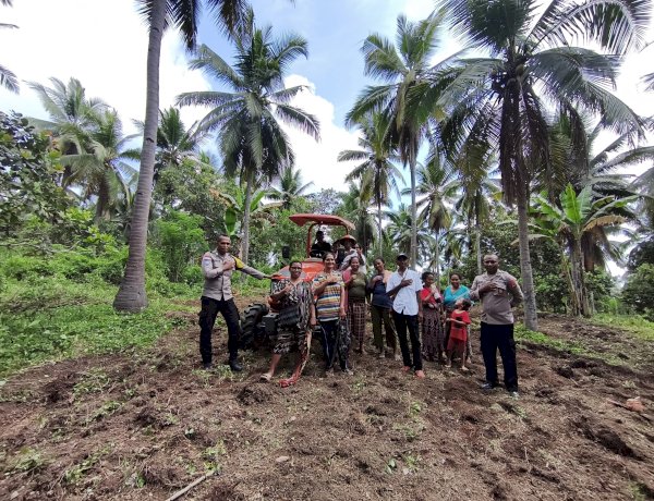 “Dukung Lumbung Jagung Kapolda NTT, Polres Sikka Polda NTT Panen dan Olah Lahan Bersama Petani”