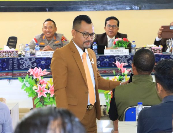 Kapolres Sikka Polda NTT Gandeng Profesor Gelar “Jum’at Curhat” Bersama Pemuda Karang Taruna Sikka  dan Mahasiswa Unipa Maumere