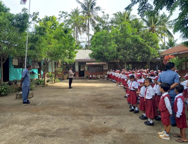 Peringati Hari Pahlawan, Bhabinkamtibmas Polsek Nita Polres Sikka Bangun Karakter Pelajar Melalui Upacara Bendera