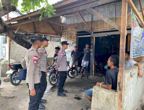 “Bangun Kesadaran Hukum, Satbinmas Polres Sikka Polda NTT Sambangi Warga”