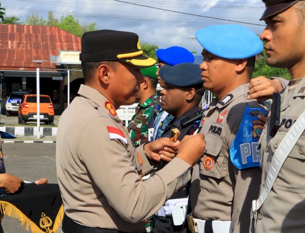 Pita Operasi Zebra Turangga 2025 Dikenakan Polres Sikka Polda NTT Komit Turunkan Fatalitas Kecelakaan Jalan Raya