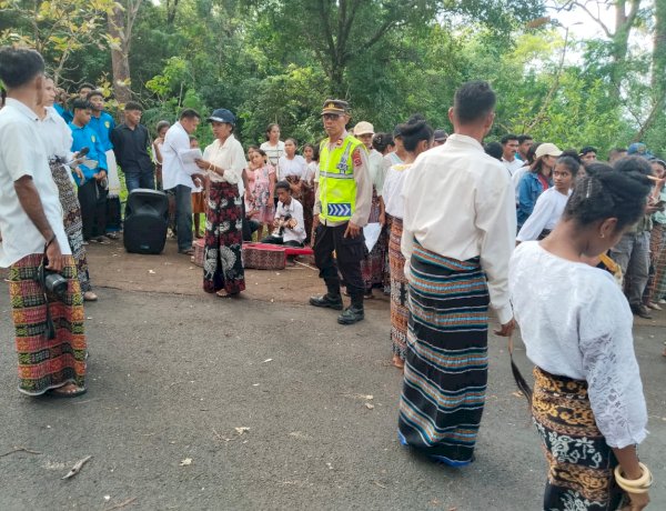 Pengamanan Humanis Polres Sikka Polda NTT, Kirab Salib NYD dari Watubala ke Hale Hebing Tanpa Kendala