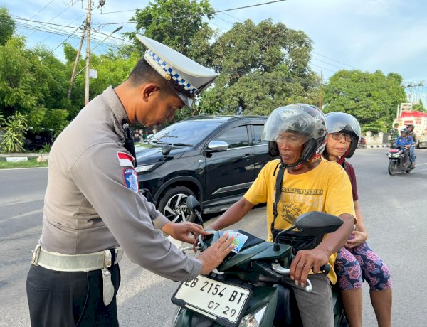 Hujani Maumere dengan Stiker Himbauan, Satlantas Polres Sikka Polda NTT Genjot Tertib Lalu Lintas di Operasi Zebra 2025