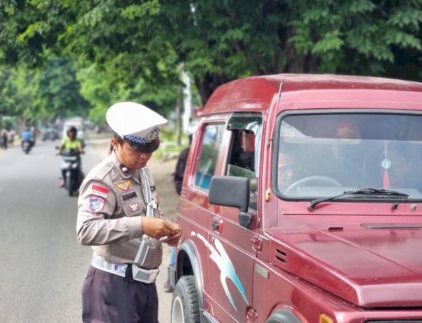 Satlantas Polres Sikka Polda NTT Gelar Himbauan dan Penertiban Kendaraan dalam Operasi Zebra Turangga 2025