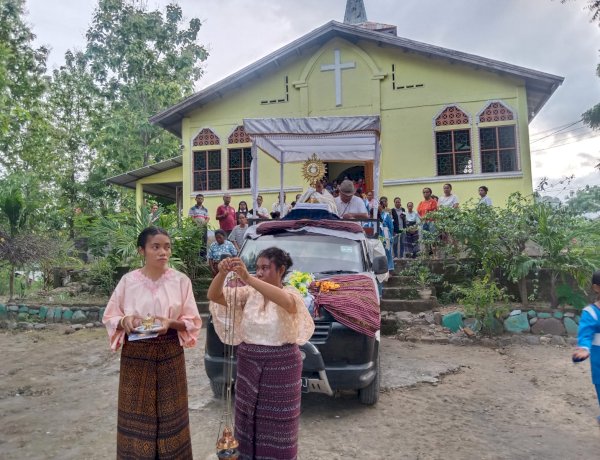 Paroki Muda, Iman Kokoh: Perarakan Sakramen Maha Kudus Warnai HUT ke-4 Wolonmaget