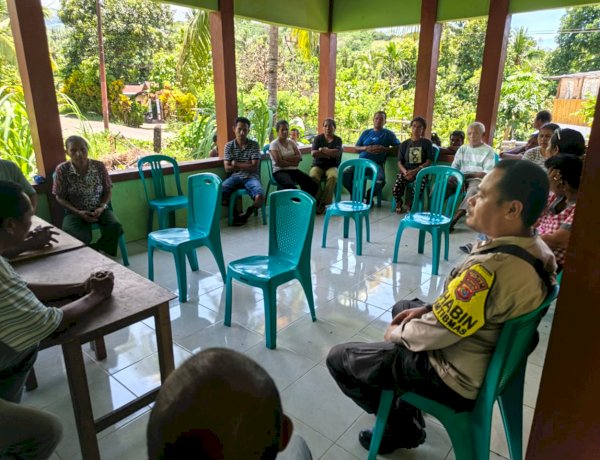 Bhabinkamtibmas  Polsek Lela Polres Sikka Redam Kisruh Pencemaran Nama Baik di Medsos, Warga Pilih Damai
