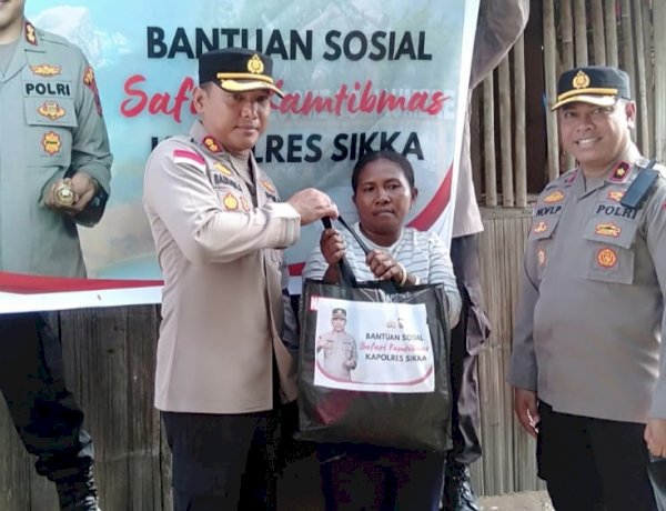Menembus Ombak ke Pulau Palue, Kapolres Sikka Tinjau Rumah Dinas Polri dan Ulurkan Bansos Untuk Warga