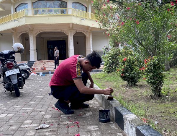 Tak Sekadar Jaga Kamtibmas, Sat Samapta Polres Sikka Turun Tangan Percantik Gereja Jelang Natal 2026