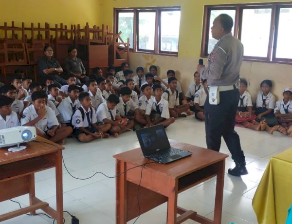 Edukasi Sejak Bangku Sekolah, Sat Lantas Polres Sikka Polda NTT Bangun Budaya Kamseltibcarlantas