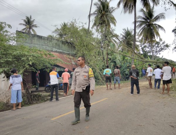 Hujan Ekstrem Landa Talibura Sikka, Polisi dan Warga Sigap Buka Kembali Jalur Trans Maumere–Larantuka