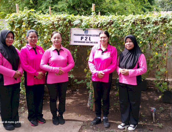 Bhayangkari Polsek Alok Polres Sikka Polda NTT Aktif Berdayakan dan Kembangkan Program Pekarangan Pangan Lestari di Lingkungan Polsek Alok.