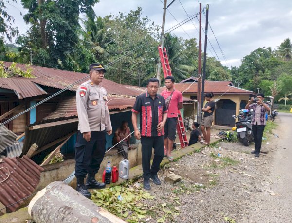 “Musibah di Ritagete: Pohon Tumbang Hantam Rumah Warga, Polsek Nita Polres Sikka dan Pemerintah Sigap Bertindak”