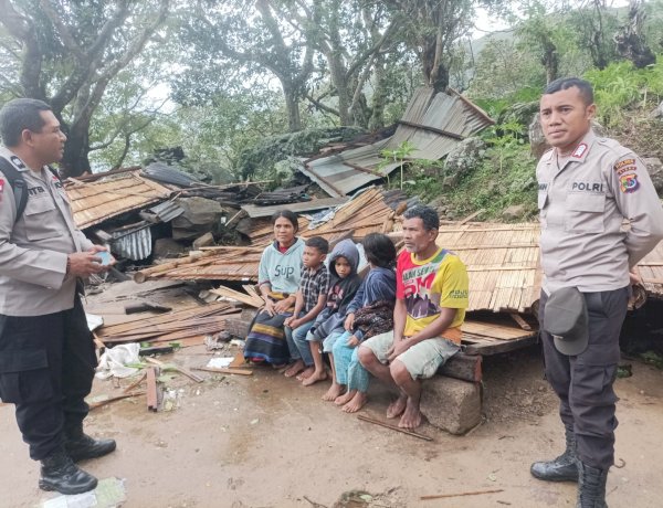 Angin Kencang Terjang Tana Wawo, Polres Sikka Polda NTT Turun Tangan Bersihkan Jalan dan Data Warga Terdampak