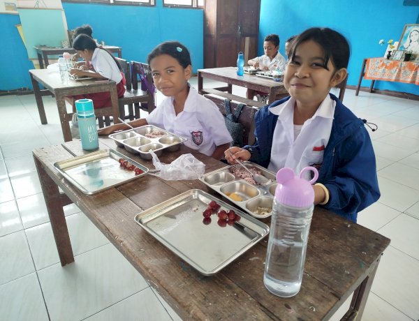 Dari Dapur SPPG Koting, Gizi Sehat Mengalir ke Ribuan Anak Sikka, Dikawal Ketat Polres Sikka Polda NTT