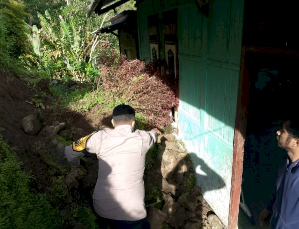 Longsor Terjang Permukiman Warga Kajowair, Polres Sikka Polda NTT Bergerak Cepat