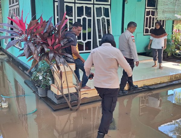 Cuaca Ekstrem Landa Alok Barat, Kapolsek Alok Turun Langsung Tinjau Lokasi Bencana