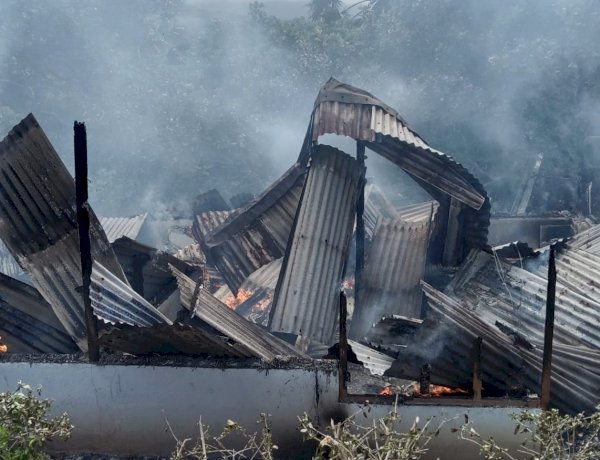 “Tragedi Heopuat Sikka: ODGJ Bakar Rumahnya Sendiri, Warga Terpaku Tak Berani Dekat”