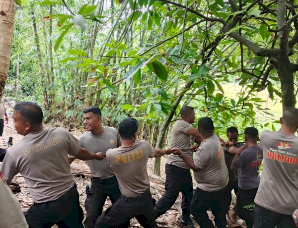 “Kokohkan Akses Warga, Brimob Polda NTT Perbaiki Jembatan Penghubung Desa”