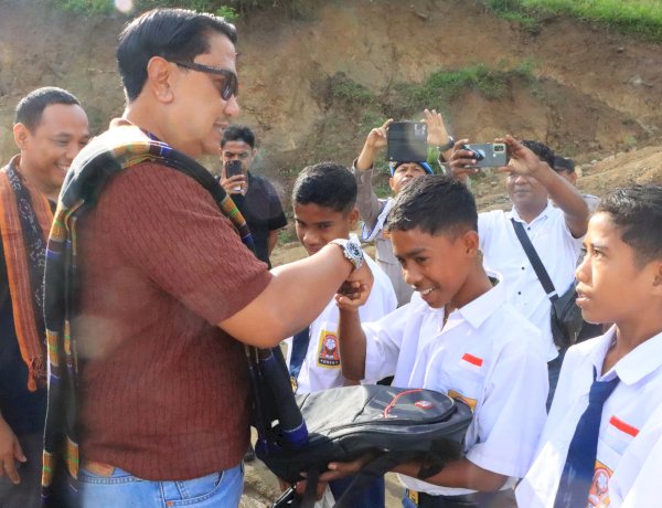 Sekolah Roboh Diterpa Cuaca Ekstrem, Wakapolda NTT Turun Langsung Beri Harapan di SMP Negeri 48 Sa Ate Gaikiu Sikka