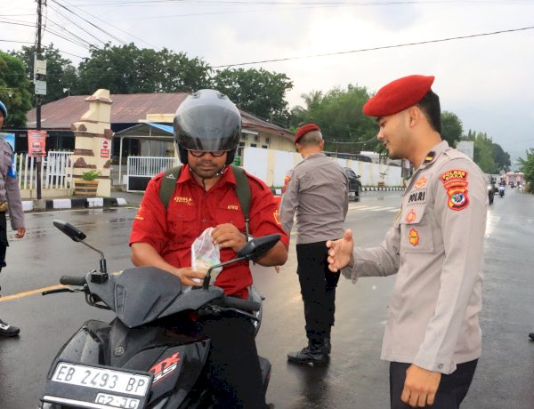 Berbagi di Ujung Senja, Polres Sikka Polda NTT Hadirkan Kepedulian Dengan Berbagi Takjil