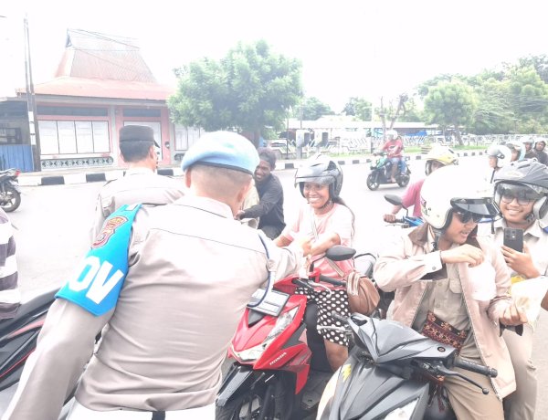 Sat Binmas Polres Sikka Polda NTT Tebar Kepedulian di Senja Ramadhan, Perkuat Kamtibmas Lewat Aksi Berbagi Takjil