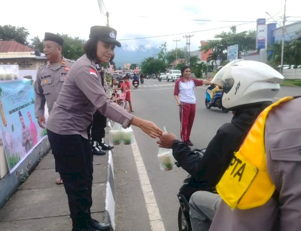 Menyapa di Ujung Sore, Sat Tahti Polres Sikka Polda NTT Bangun Kedekatan Lewat Takjil Ramadan