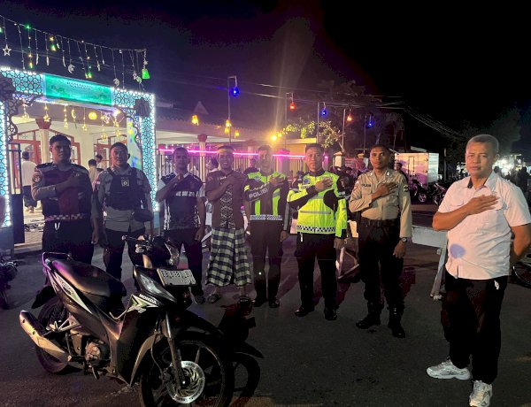 Saat Umat Bersujud, Polres Sikka Polda NTT Berdiri Mengawal: Tarawih dan Witir Aman di Sikka
