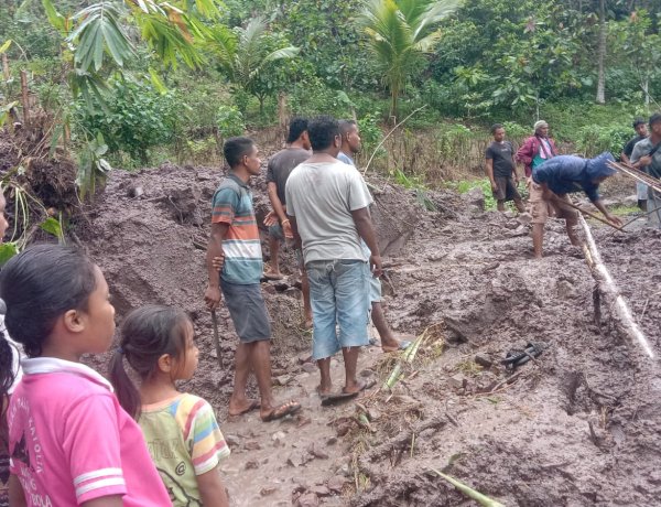 Ruas Jalan Penghubung Desa Tertimbun Longsor, Polsek Bola Polres Sikka Bergerak Cepat Amankan Situasi