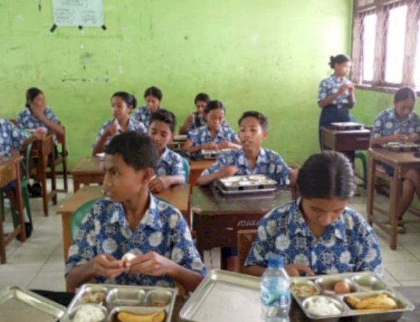 45.399 Porsi MBG Tersalurkan di Kabupaten Sikka, Distribusi Serentak di 16 SPPG Berjalan Aman dan Lancar