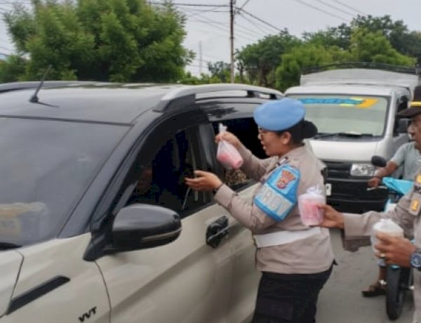 Di Senja Ramadan 1447 H, Propam Polres Sikka Turun ke Jalan: Menebar Takjil, Meneguhkan Kepercayaan