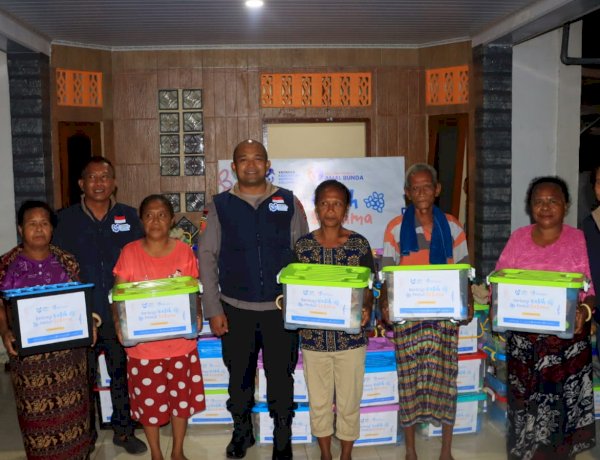 Di Balik Seragam, Ada Kepedulian: Polres Sikka Polda NTT Salurkan Bantuan Sosial untuk Warga Waigete