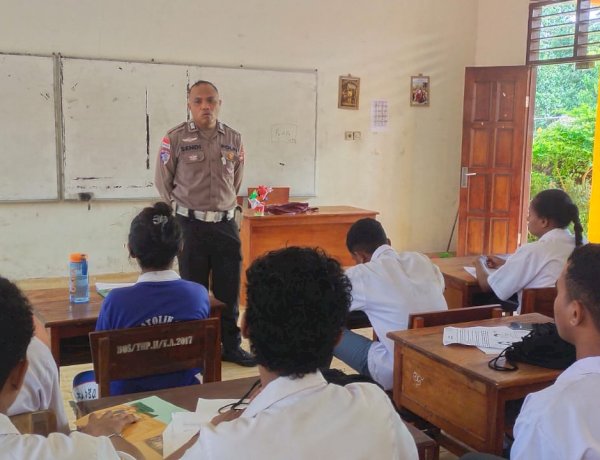 Edukasi Keselamatan Jalan, Satlantas Polres Sikka Polda NTT Sambangi Pelajar SMAK Caritas