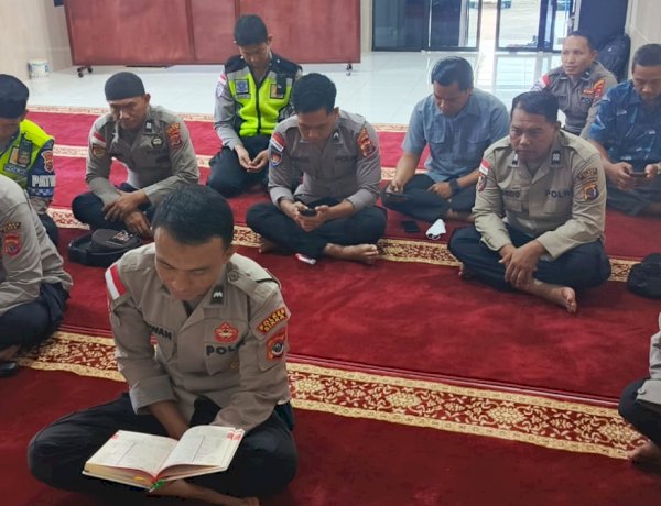 Sejukkan Jiwa di Tengah Tugas, Personel Polres Sikka Polda NTT Ikuti Pembinaan Rohani Lintas Agama