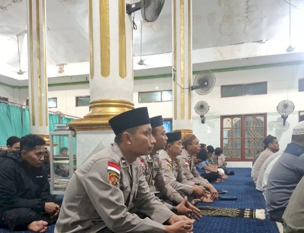 Ramadhan Penuh Kebersamaan, Personel Muslim Polres Sikka Polda NTT Gelar Tarawih Keliling