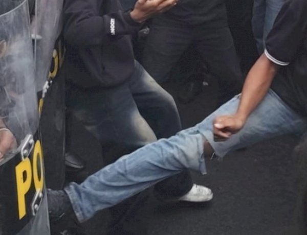 Tameng Menjadi Pelindung, Kesabaran Menjadi Kekuatan: Keteguhan Polres Sikka Polda NTT Hadapi Aksi Massa