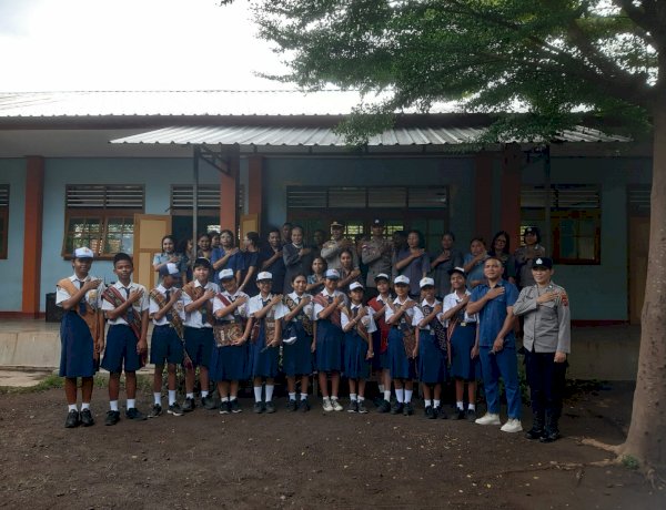 Dari Lapangan Upacara SMP Vivi Maumere, Polres Sikka Tanamkan Disiplin, Etika Bermedsos, dan Semangat Anti-Bullying