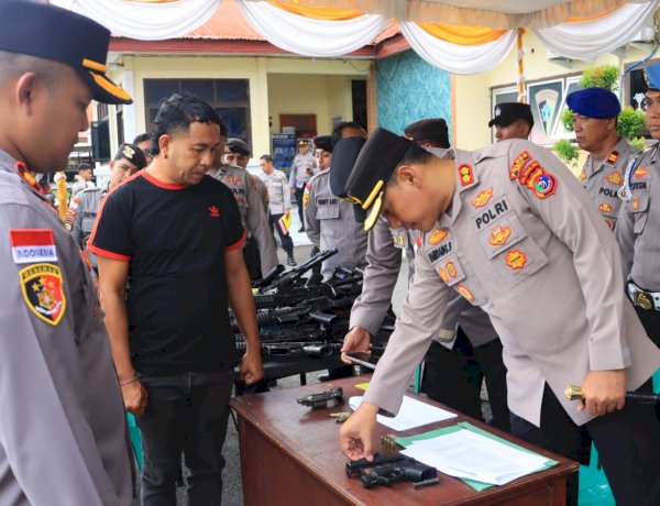 Pastikan Penggunaan Senpi Sesuai Prosedur, Kapolres Sikka Lakukan Pemeriksaan dan Penertiban Senjata Api Personel