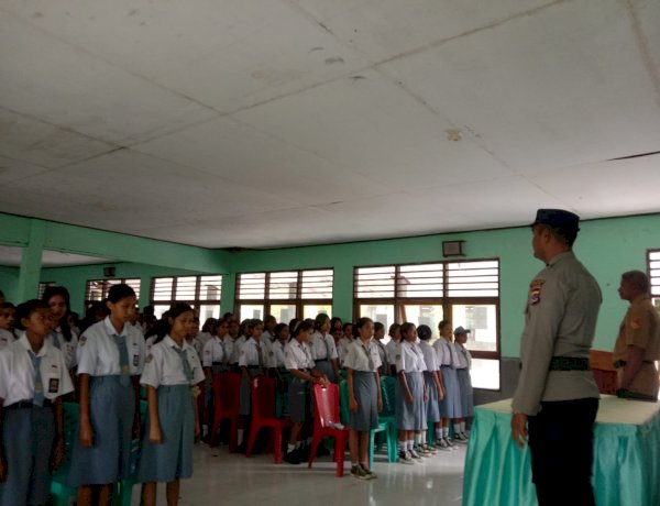 Bangun Generasi Berkarakter, Polsek Bola Polres Sikka Edukasi Pelajar SMA Negeri Bola tentang Bullying dan Kenakalan Remaja