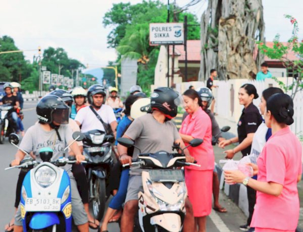 Personil Seksi Humas Polres Sikka Polda NTT Bagikan Takjil Kepada Warga Sikka