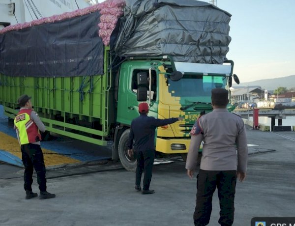 Arus Penumpang dan Logistik Mengalir, Aparat Pastikan Kedatangan KM Dharma Rucitra VII Aman