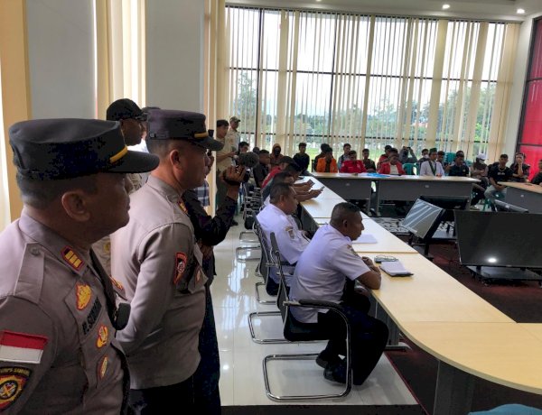 “Mahasiswa Turun ke Jalan, Pengamanan Ketat  Polres Sikka Warnai Aksi Evaluasi Kinerja Bupati Sikka”