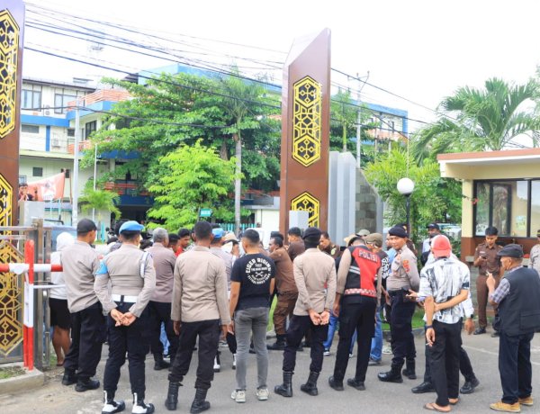 “Pengamanan Humanis Polres Sikka, Aksi GMNI Berlangsung Tajam Namun Tetap Terkendali”
