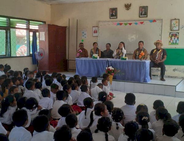 Semangat Literasi Menggema di Wailiti Sikka, Bhabinkamtibmas Hadir Kawal Edukasi Generasi Muda