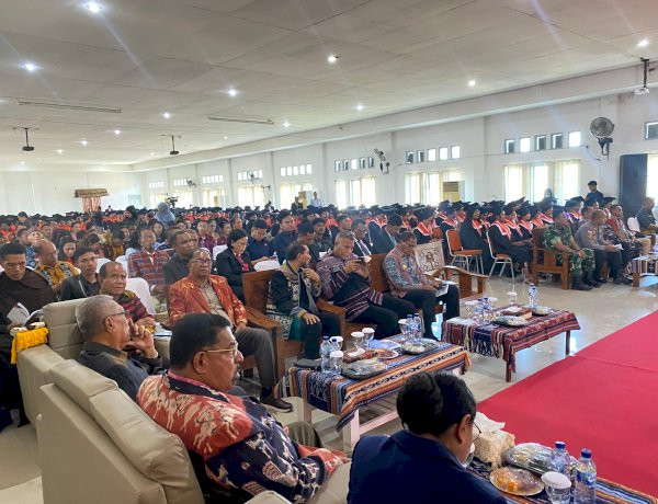 435 Wisudawan UNIPA Maumere Resmi Dikukuhkan, Wagub NTT Tekankan Peran Sarjana sebagai Penggerak Pembangunan Daerah