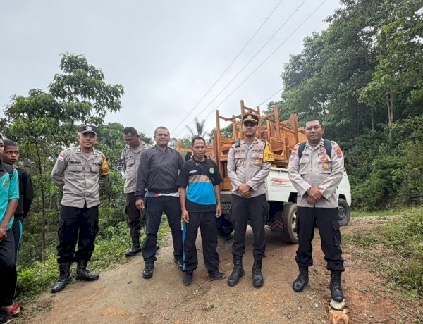 Peduli Pendidikan di Pedalaman, Polres Sikka Serahkan Bantuan Meja dan Kursi untuk SMPN 48 Sa Ate Gaikiu