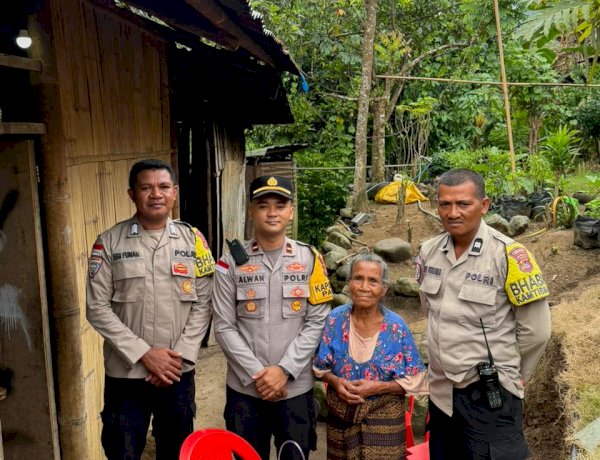WUJUD PEDULI KEMANUSIAN: KAPOLSEK PAGA POLRES SIKKA BERI BANTUAN SOSIAL KEPADA WARGA