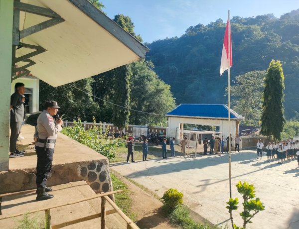 Lewat Upacara Bendera, Polsek Paga Polres Sikka Bangun Generasi Disiplin dan Taat Hukum