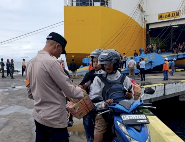 Ratusan Penumpang Membludak, Aparat Gabungan Pastikan Kedatangan KM Dharma Rucitra VII Aman dan Lancar
