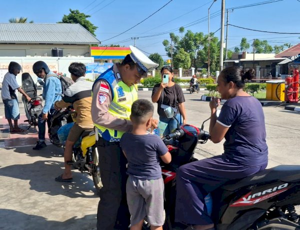Polres Sikka Gencarkan Edukasi di SPBU Waipare, Dorong Kesadaran Taat Pajak dan Budaya Tertib Berlalu Lintas